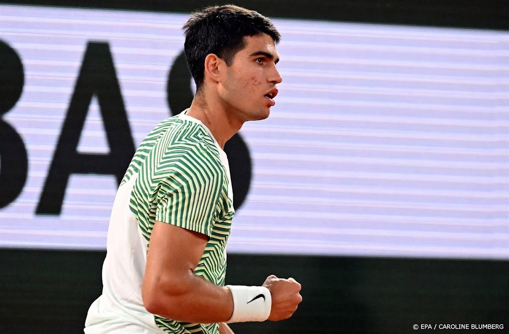 Alcaraz laat Tsitsipas kansloos op Roland Garros, treft Djokovic