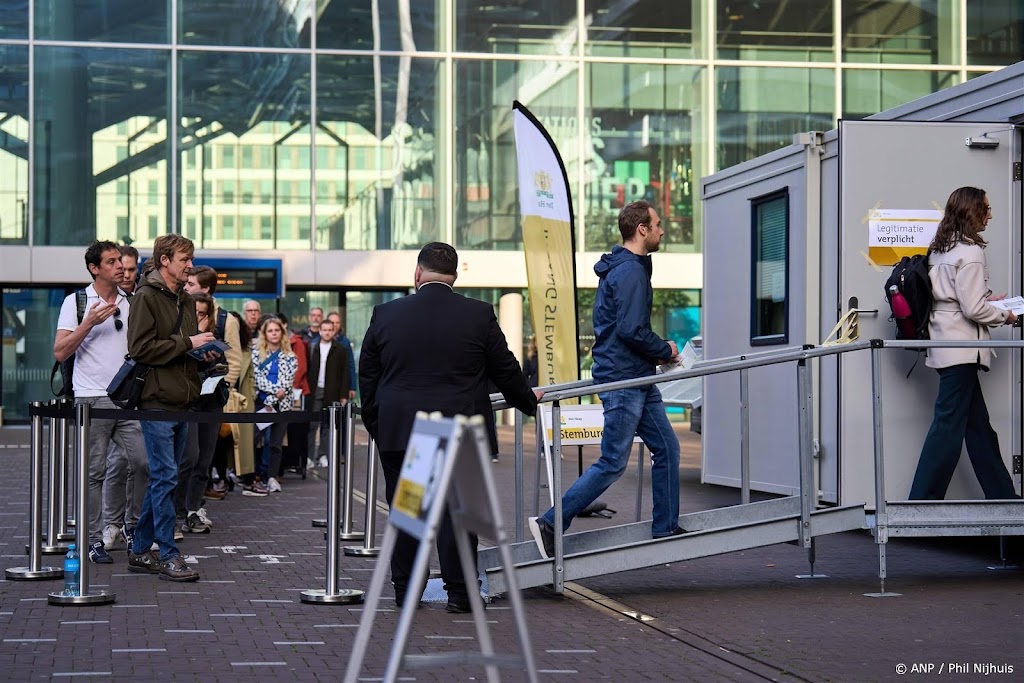 NS: stembureaus op stations goed bezocht tijdens ochtendspits