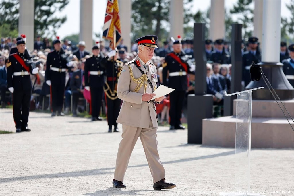 Koning Charles bezoekt Brits oorlogsmonument Normandië voor D-day