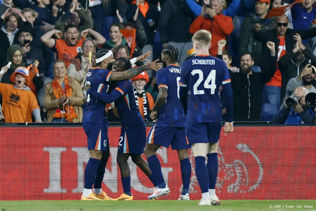 Oranje neemt in oefenduel na rust afstand van Canada (4-0)