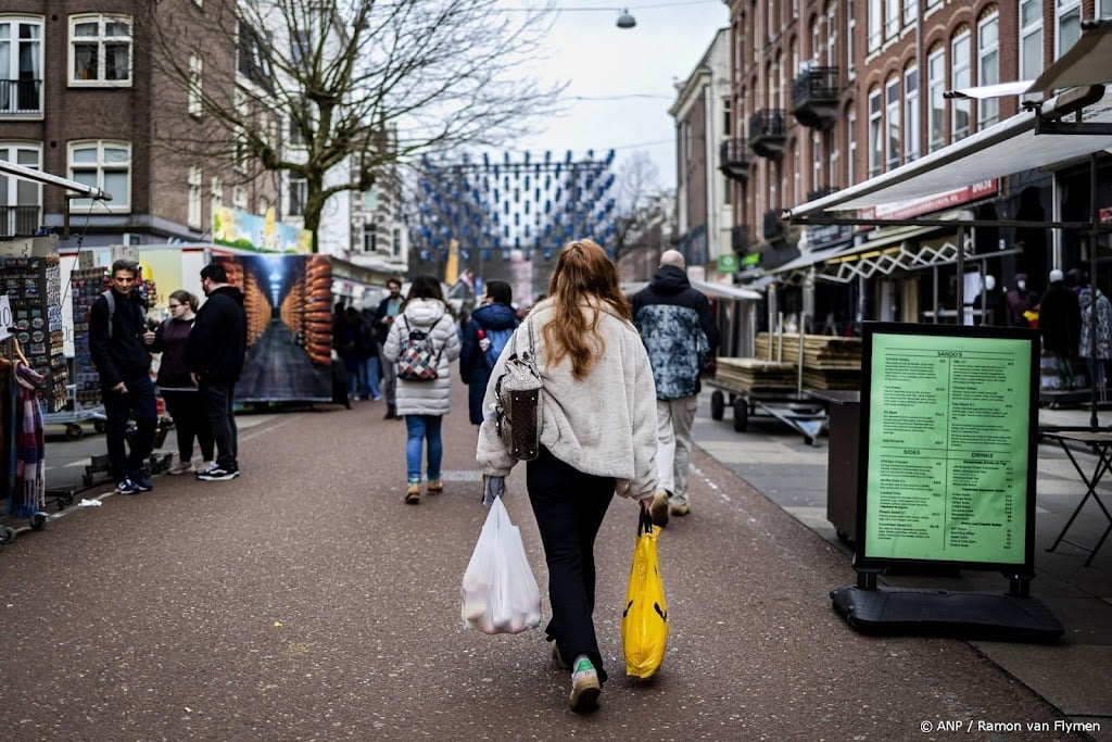 Consumenten besteden minder aan goederen en meer aan diensten