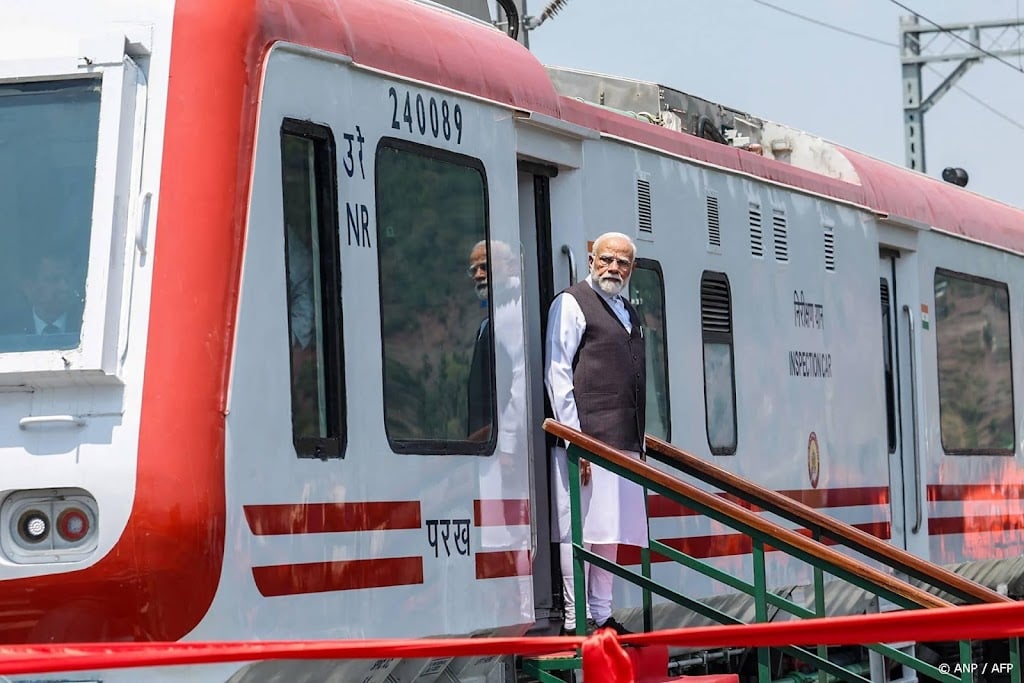 Indiase premier Modi opent nieuwe spoorweg in betwist Kasjmir
