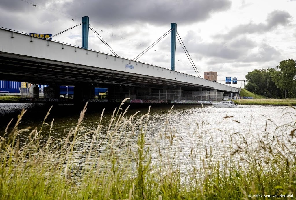 Galecopperbrug richting Den Haag zes nachten dicht in juni en juli