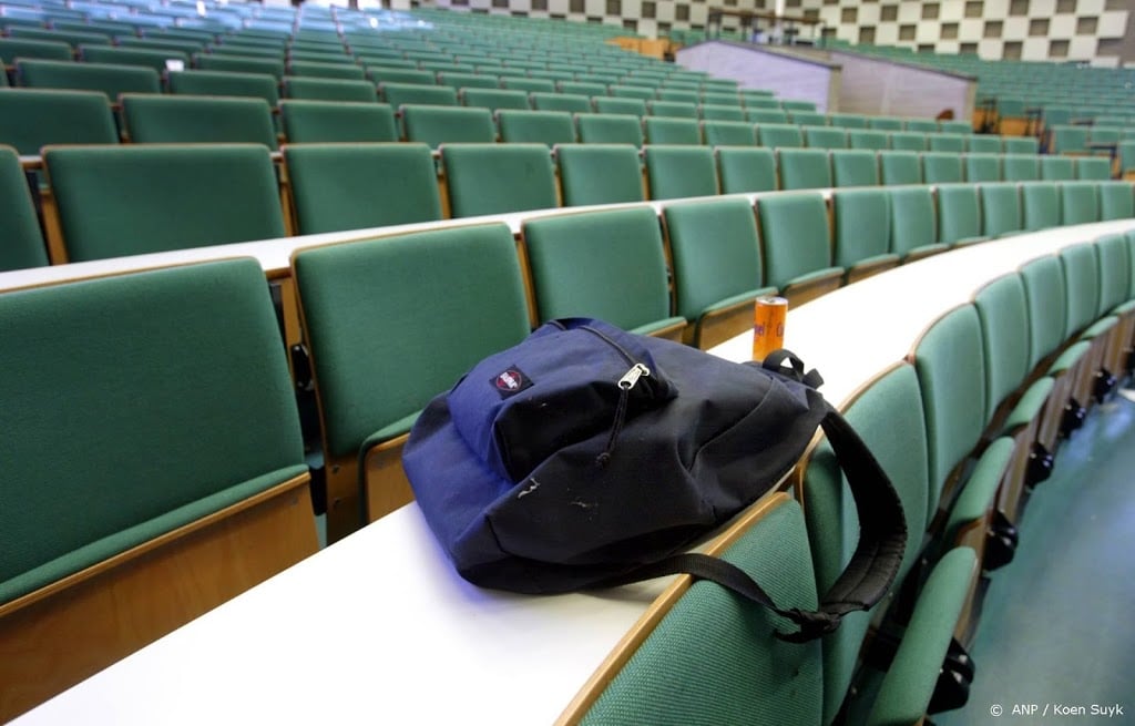 SER-jongeren: huidig leenstelsel studenten weg, basisbeurs terug