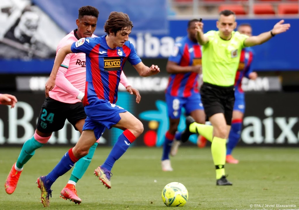 FC Barcelona verkoopt verdediger Firpo voor 15 miljoen aan Leeds
