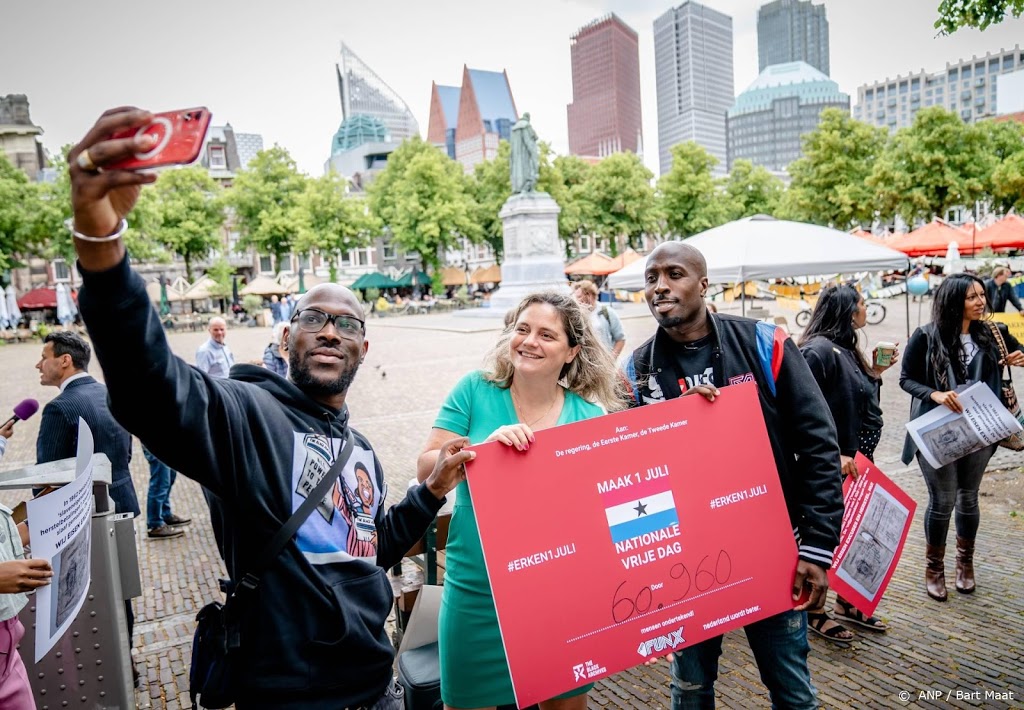 FunX overhandigt Keti Koti-petitie aan Tweede Kamer