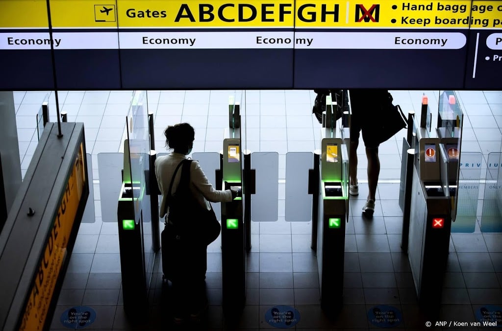 Reizigers houden zich minder aan mondkapjesplicht Schiphol