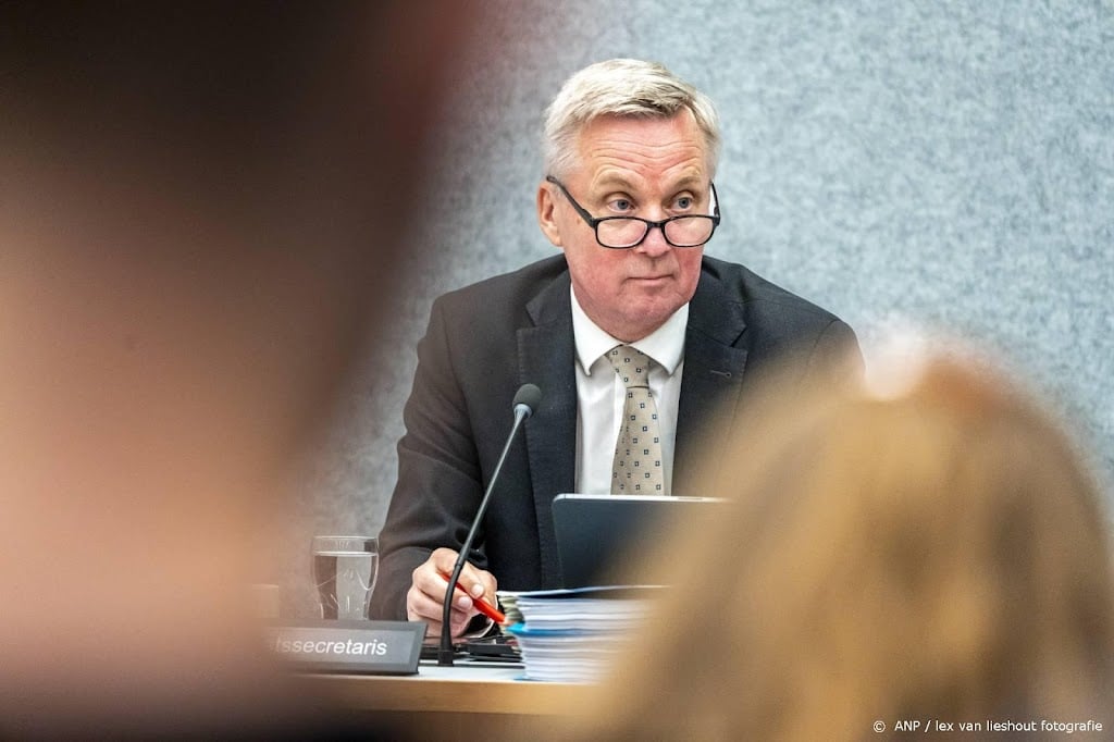 Van der Burg wil azc in Budel langer openhouden 