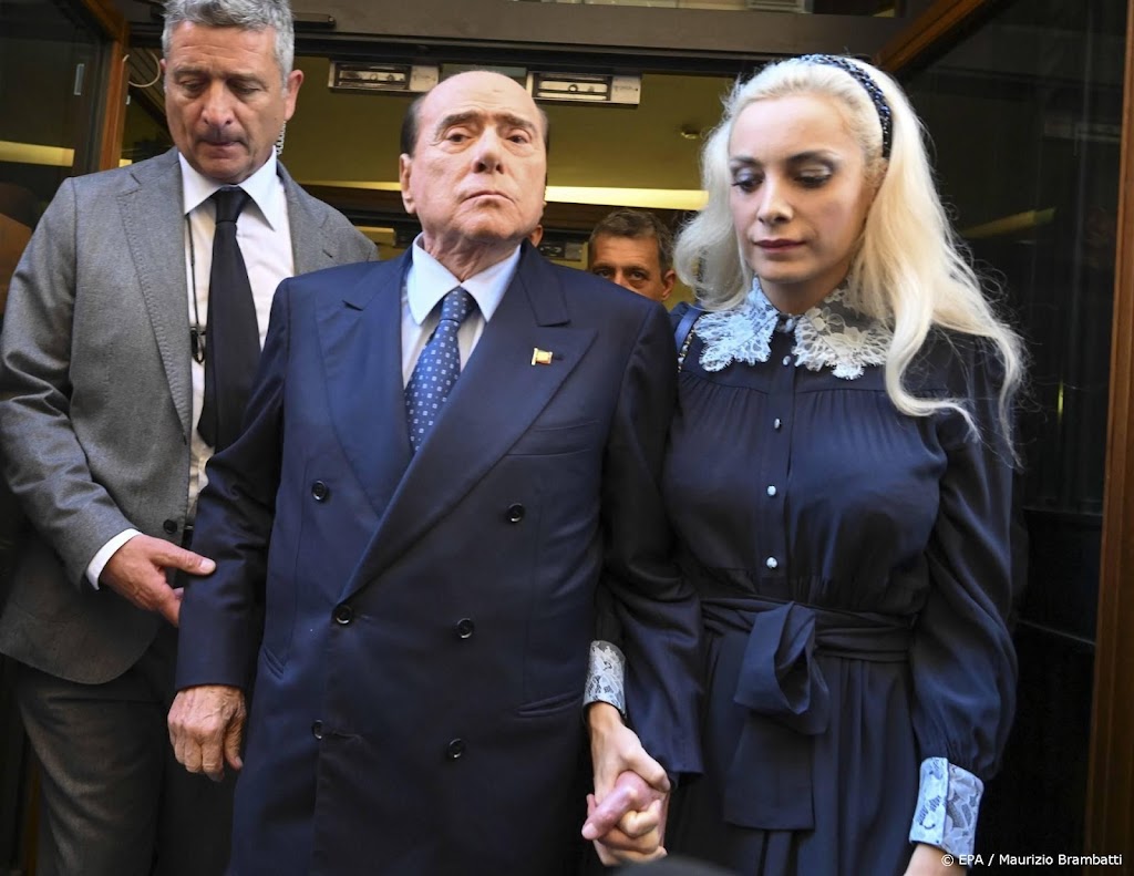 Berlusconi liet honderd miljoen euro na aan 33-jarige partner