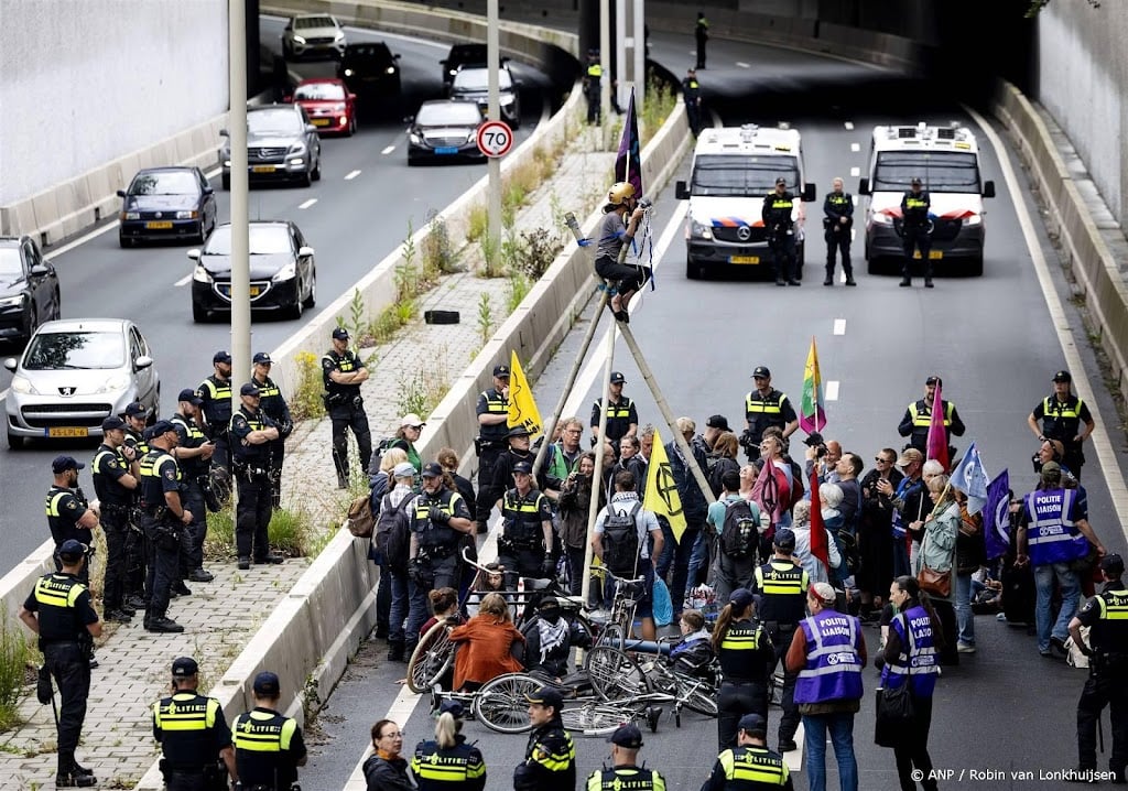 Klimaatactivisten demonstreren op Malieveld en willen A12 op