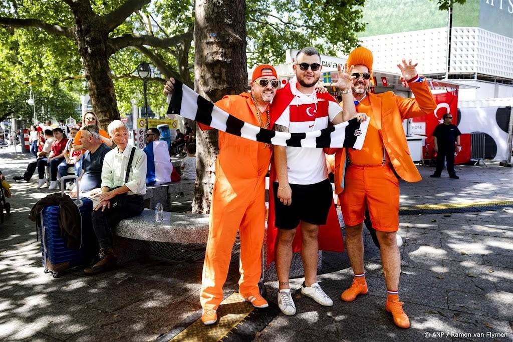 Turken dansen bij Gedächtniskirche, ook veel Oranjefans in Berlijn