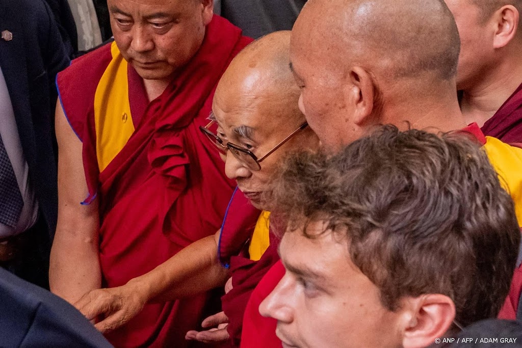 Dalai lama wordt 89 en voelt zich prima na kleine operatie