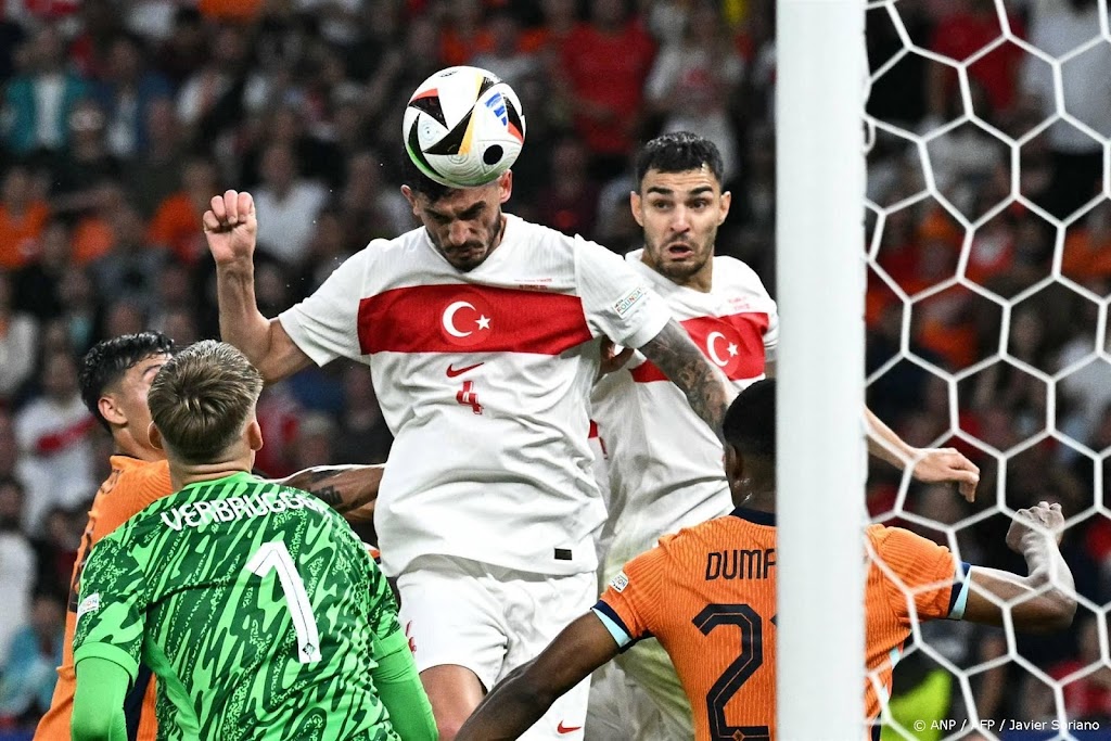 Oranje incasseert opnieuw doelpunt met hoofd op EK
