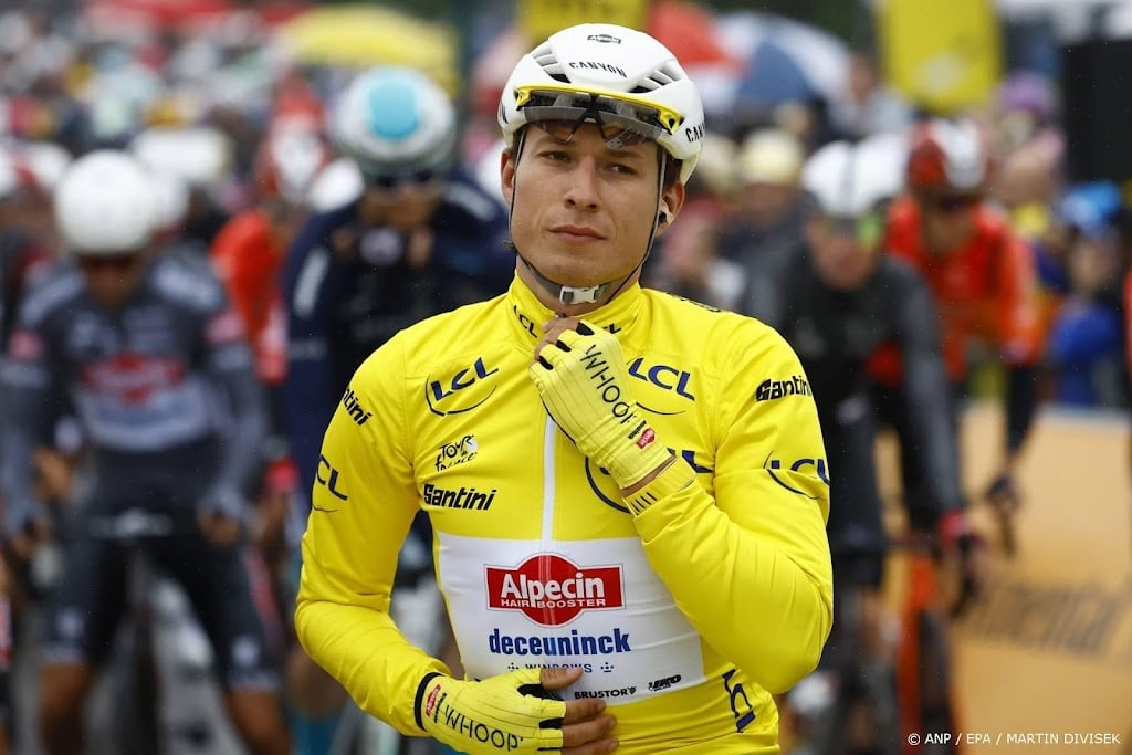 Leider Philipsen blij met geel regenjack in Tour