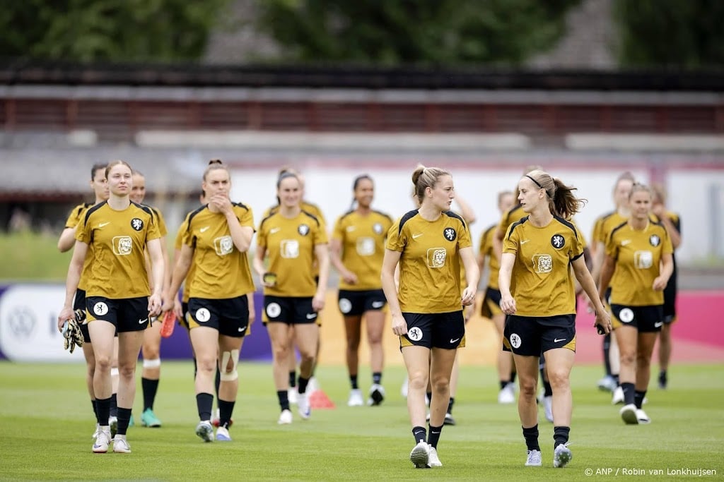Ook verdedigster Buurman op trainingsveld na wissel uit voorzorg