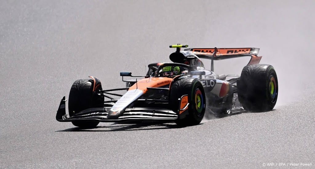 Norris wint natte jubileumrace op Silverstone, Verstappen vijfde 
