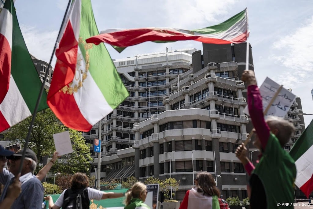 Aanhangers zoon voormalige sjah van Iran komen samen in Den Haag