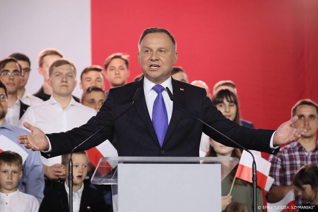 Critici Poolse president vormen 'regenboog' in parlement