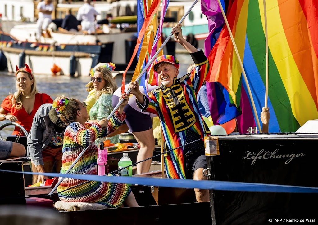 Canal Parade onder grote publieke belangstelling begonnen