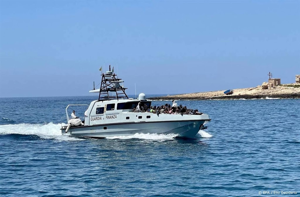 Tientallen migranten op zee vermist bij Italië 