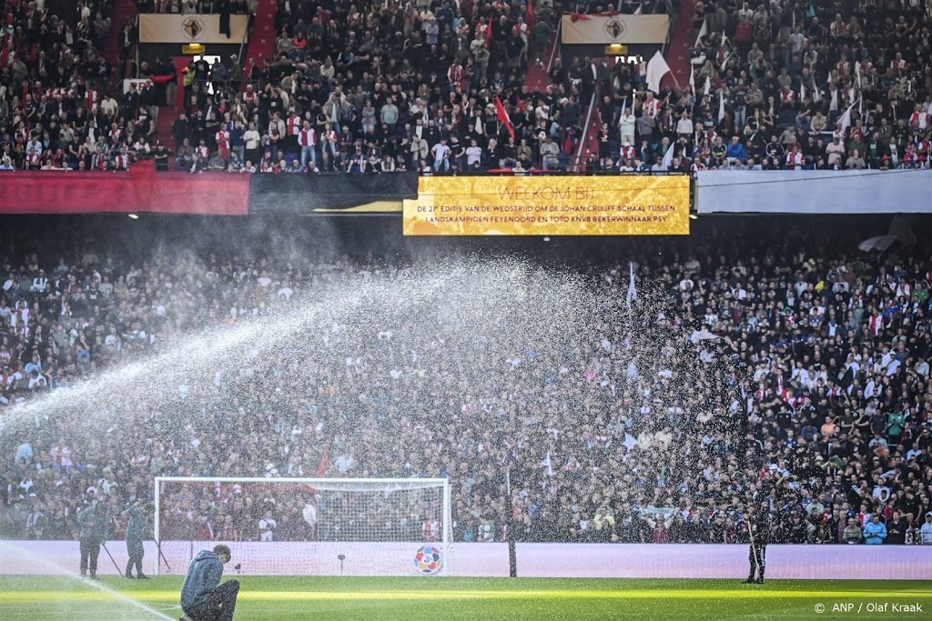 Feyenoord doet aangifte tegen rellende fans van PSV in De Kuip 