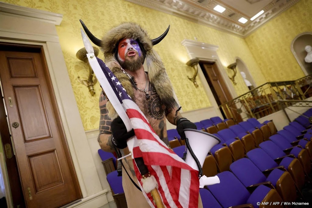 'QAnon-sjamaan' krijgt gehoornde bontmuts en speer terug