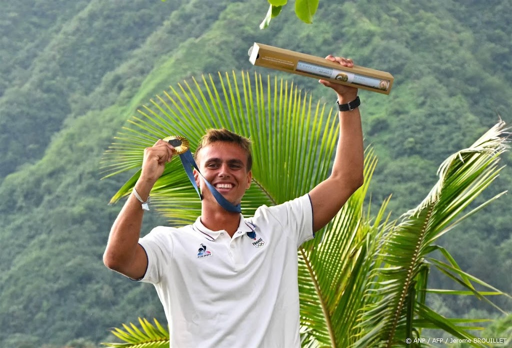 Franse lokale surfer wint olympisch goud voor de kust van Tahiti 