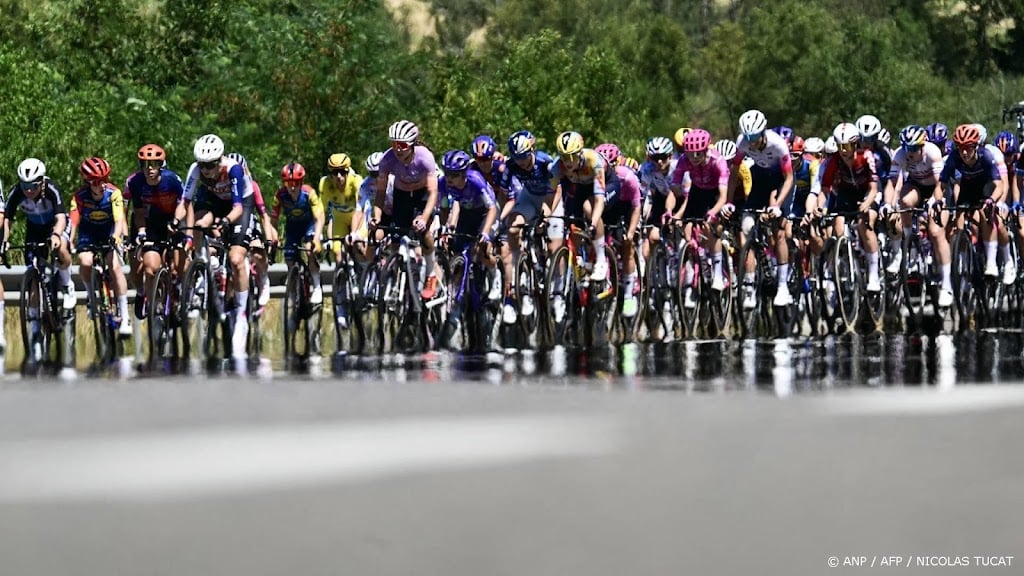 Peloton onderweg voor opnieuw zware etappe Tour de France Femmes