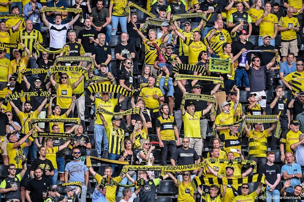 UEFA bevestigt: uitfans in stadions zijn weer welkom