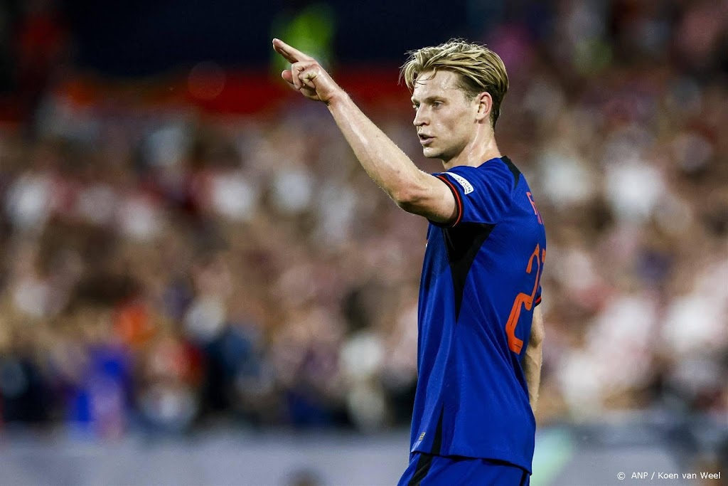 Middenvelder De Jong oneens met kritiek over 'te lief' Oranje