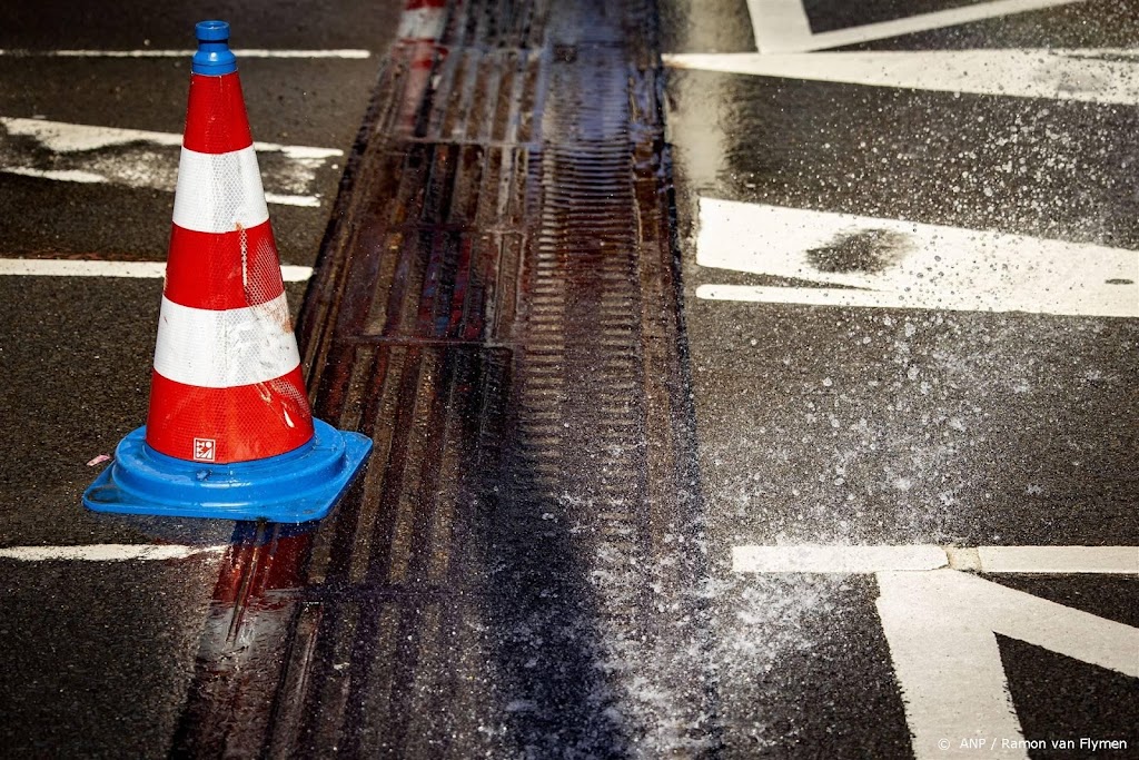Rijkswaterstaat koelt wegens de hitte bruggen in Zuid-Holland