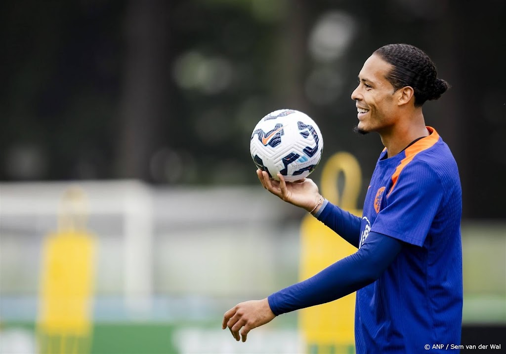 Oranje-aanvoerder Van Dijk maakt zich op voor 75e interland