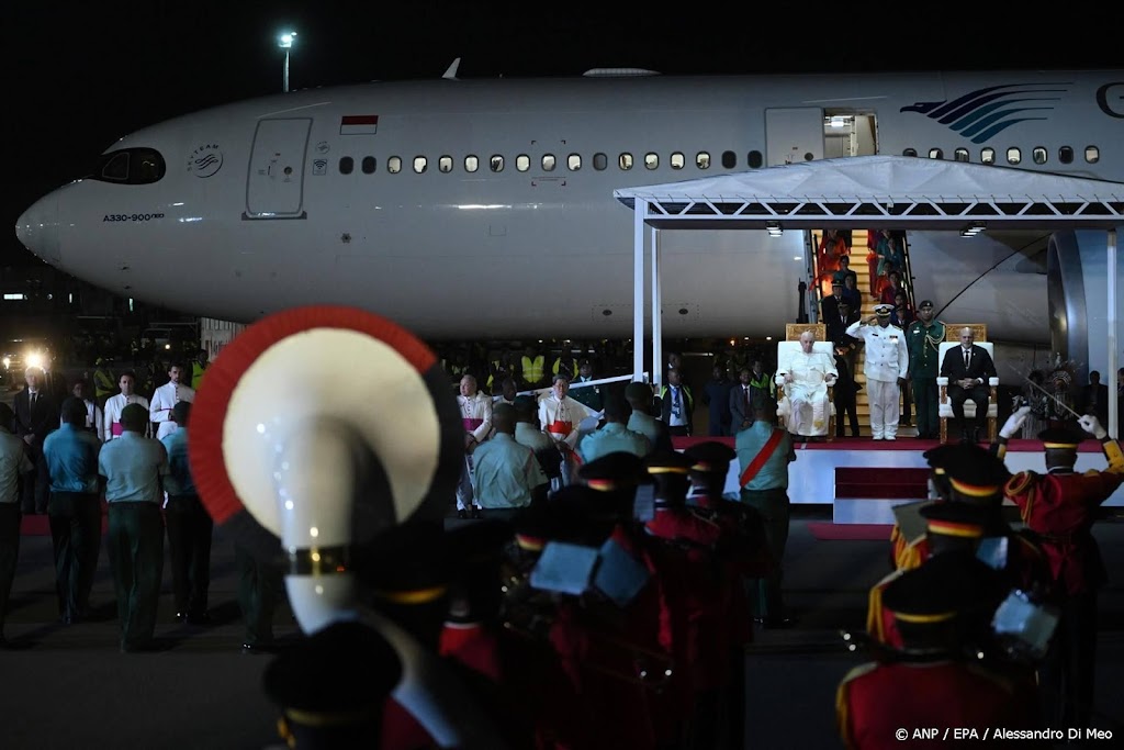 Paus feestelijk ontvangen in Papoea-Nieuw-Guinea
