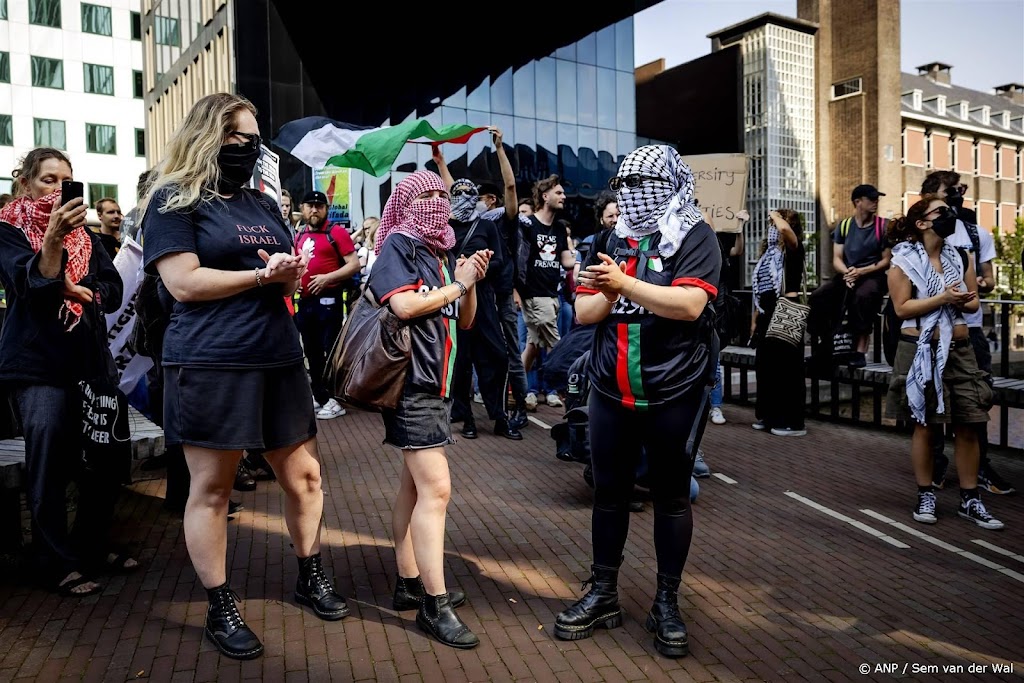 Studenten en personeel in mars van Roeterseiland naar Maagdenhuis