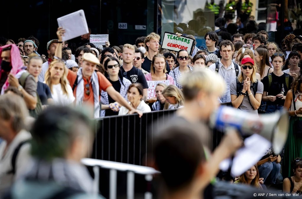 Opstootje bij Roeterseiland bij demonstratie tegen UvA