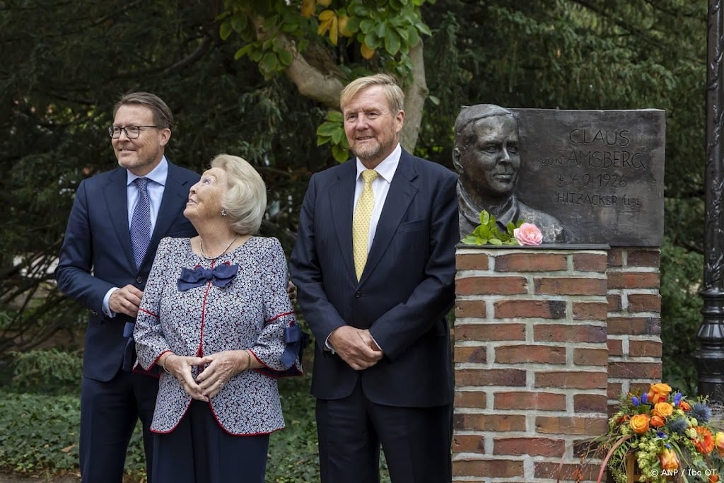 Koning bezoekt geboorteplaats prins Claus met moeder en broer