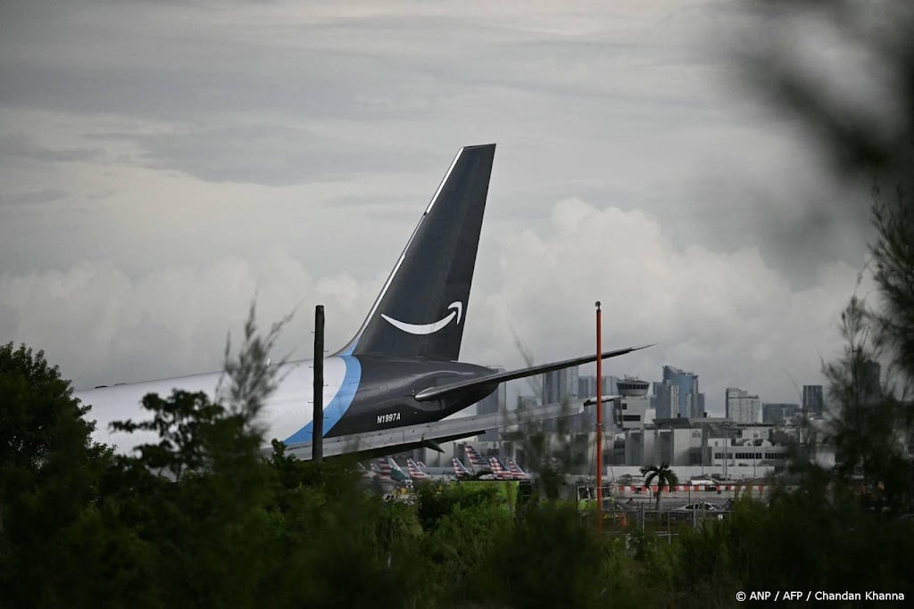 Vliegtuig schiet door op landingsbaan Miami en raakt voertuigen