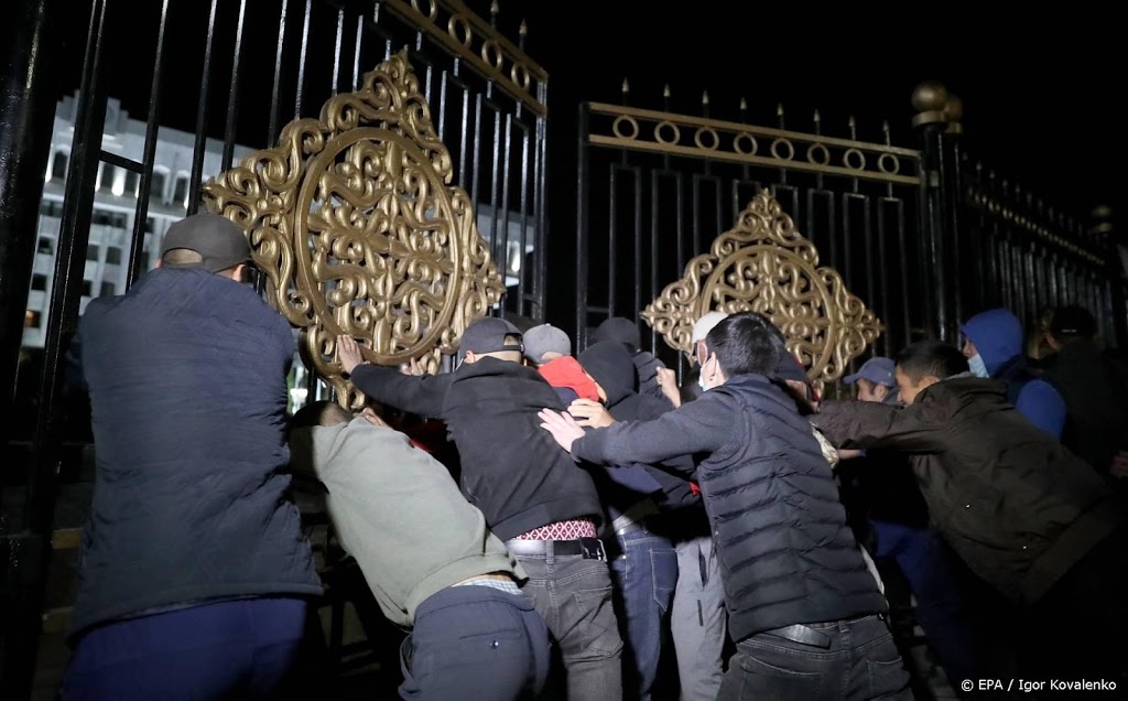 Demonstranten bezetten regeringsgebouw in hoofdstad Kirgizië