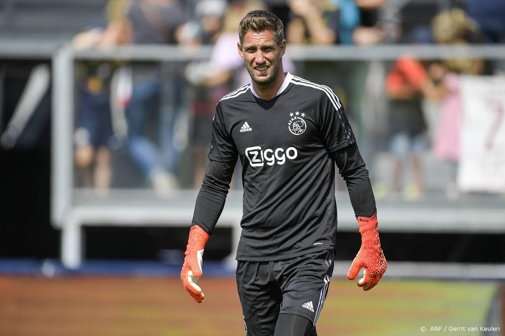 Ajax-doelman Stekelenburg mist rest van seizoen door heupoperatie