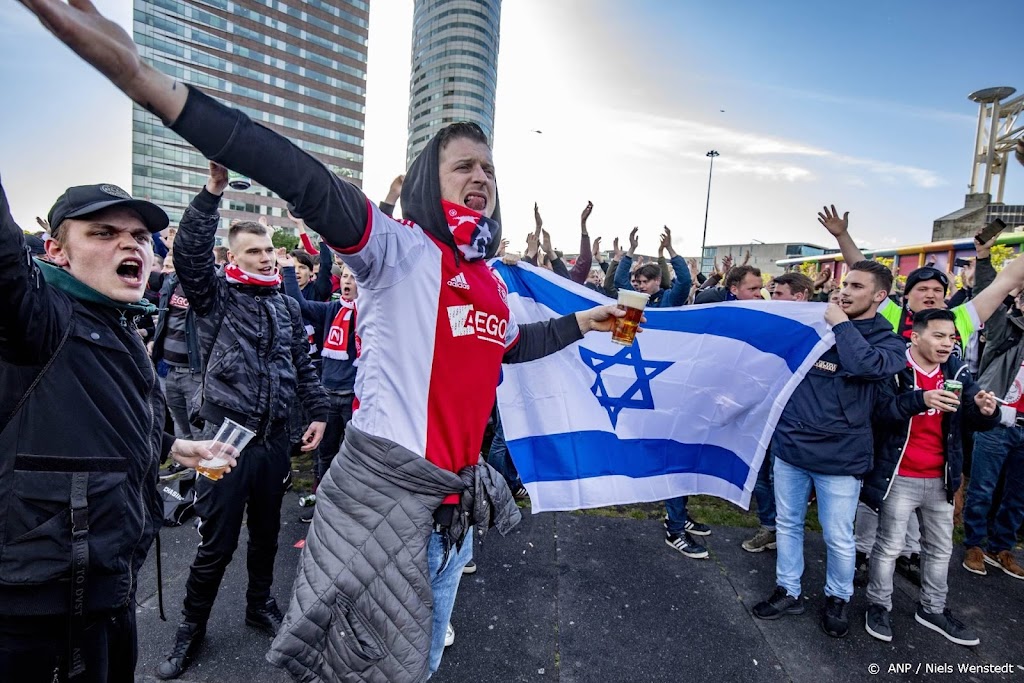 Coördinator: hardere aanpak antisemitisme in stadions en online