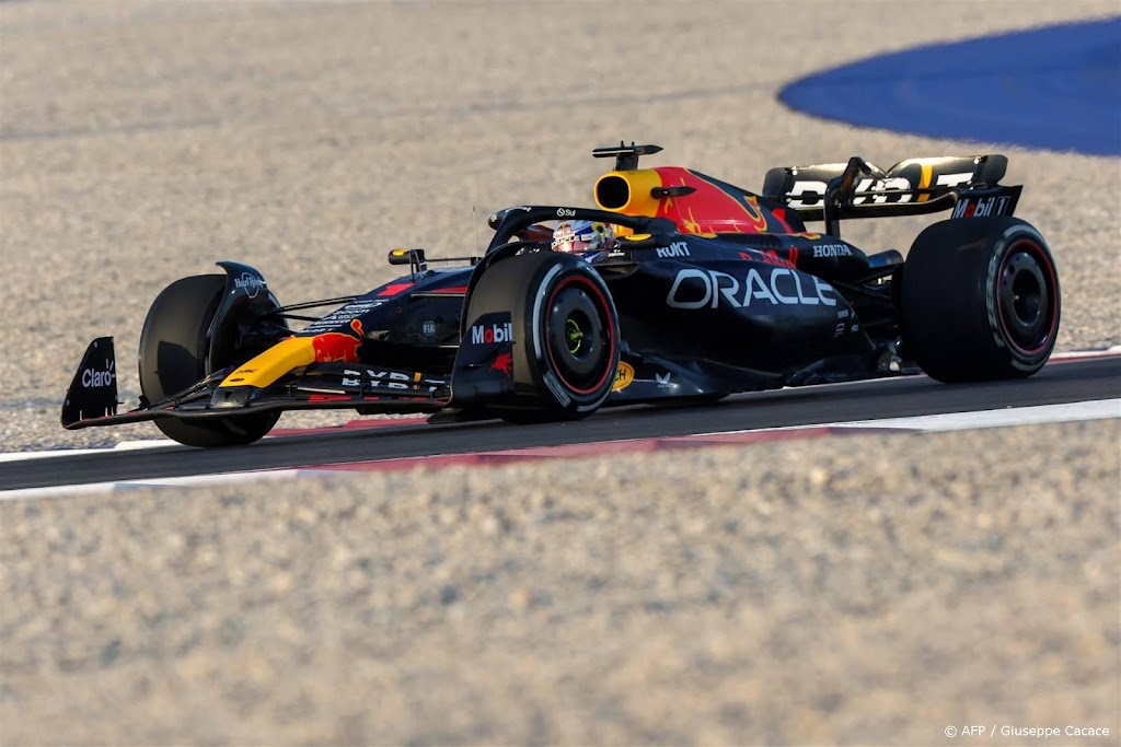 Verstappen glibbert naar beste tijd in training op zandbaan Qatar