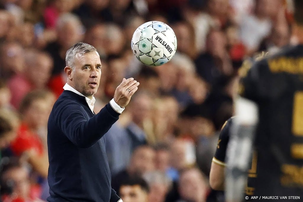 Trainer Hake verlengt bij voetbalclub Go Ahead Eagles