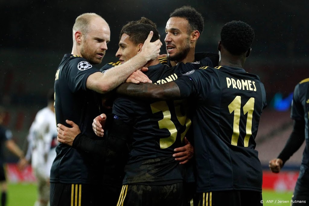 Ajax laat alle internationals op hoop van zegen vertrekken
