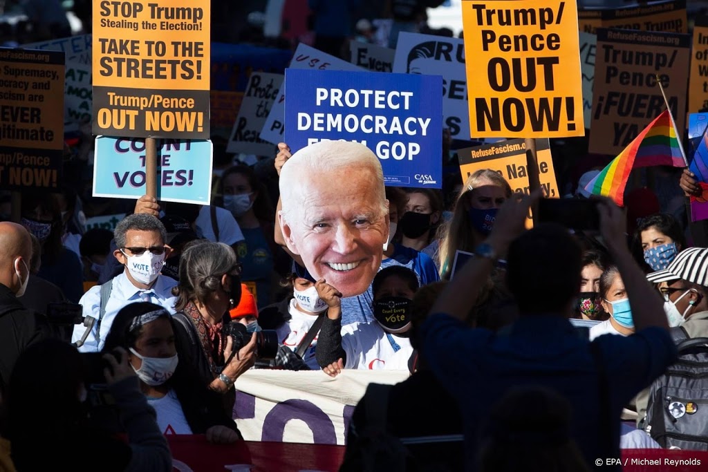 Aanhangers Trump en Biden de straat op: 'wij hebben gewonnen'