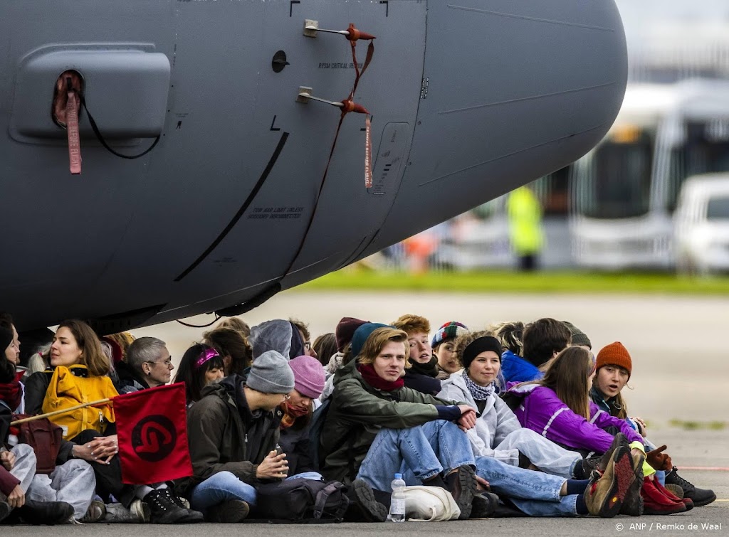 Alle demonstranten klimaatacties Schiphol-Oost weer vrij