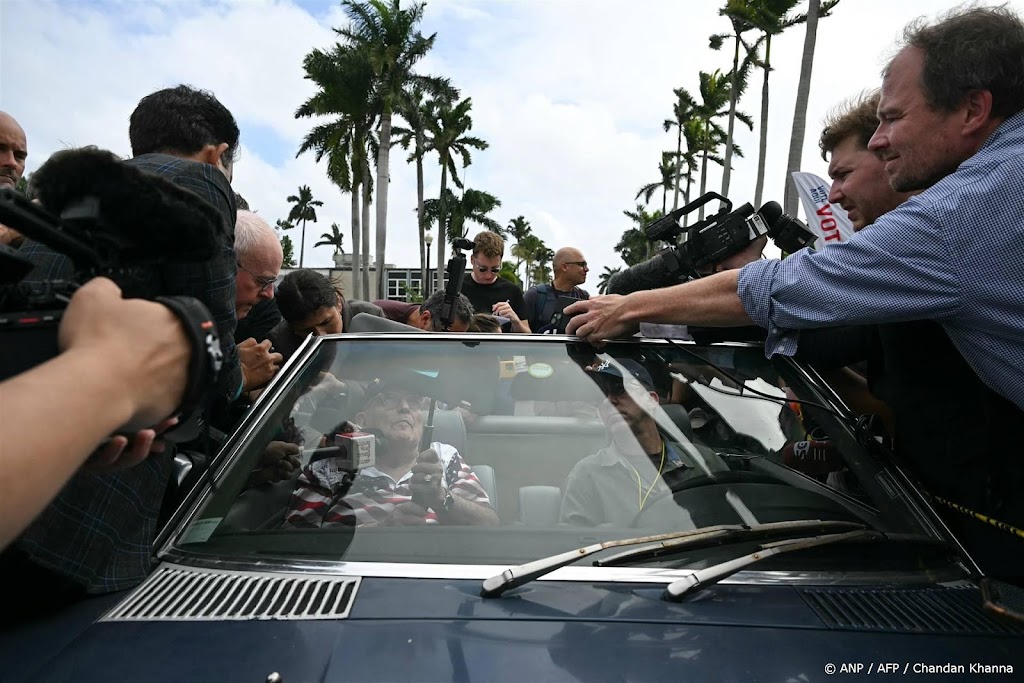 VERBETERING: Rudy Giuliani rijdt naar stembureau in auto die hij moest afstaan