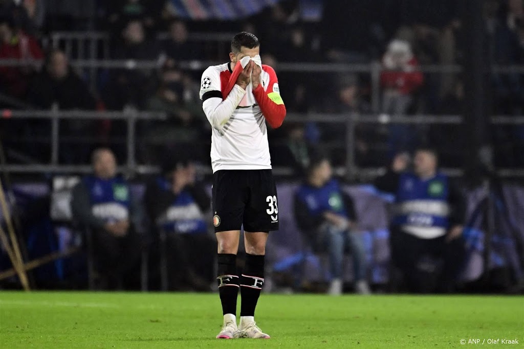 Verdediger Hancko ziet vermoeid Feyenoord vrij kansloos verliezen