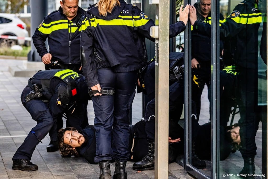 ME haalt actievoerders uit pand Fokker