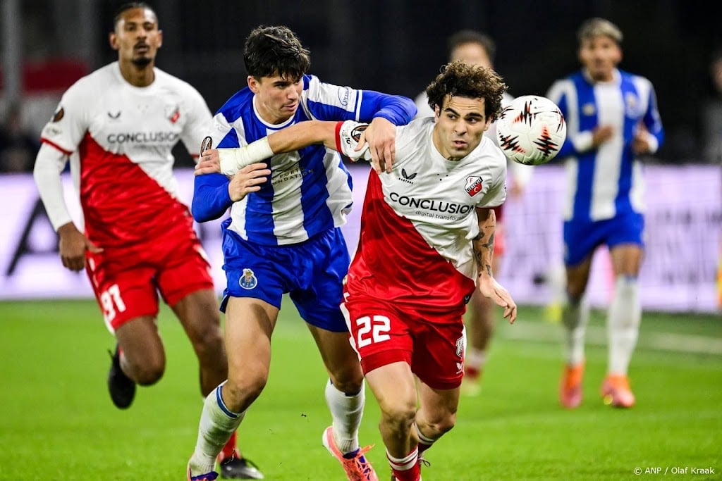 FC Utrecht pakt tegen FC Porto met 10 man eerste punt in Europa