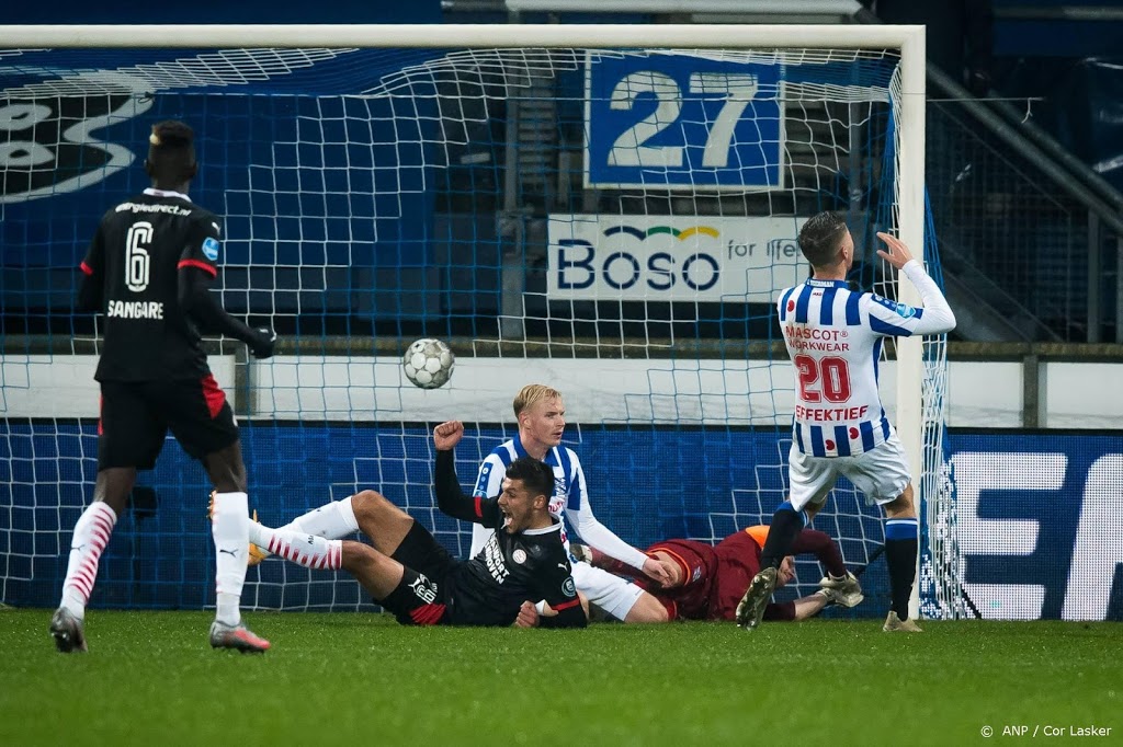 PSV laat bij sc Heerenveen (2-2) kans liggen om in te lopen 